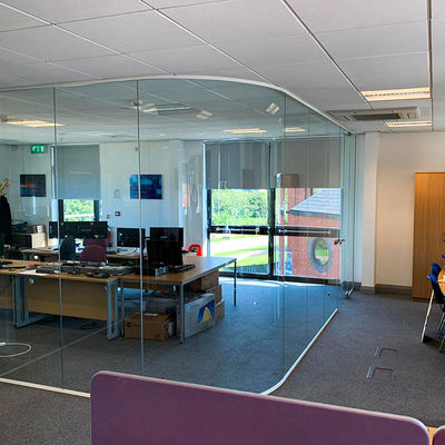 モダンなデザイン 厚い枠のガラス 硬化ガラス付きのオフィス壁