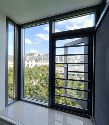 品質  High Grade Aluminum Swing Window With Multi Point Locking And Tempered Insulated Glass 工場