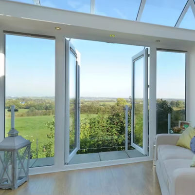 粉末で覆われたアルミのスイングドア