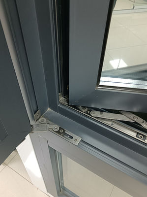 現代 の 外 に 振り向く 窓 双面 ガラス を 用い て 長く 持っ て いる