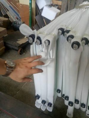 滑らかな折りたたみ グレー アルミ 双重ドア オーダーメイド ハリケーン耐性