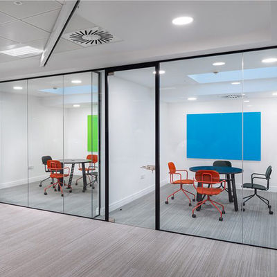モダンなデザイン 厚い枠のガラス 硬化ガラス付きのオフィス壁