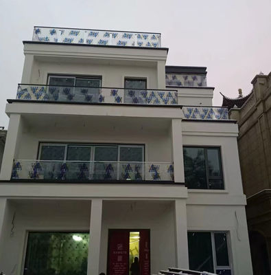 グレーアルミUチャネルガラスレイン 10mm厚のフレームレスガラスバルストラード