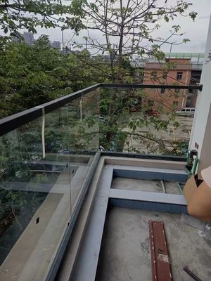 屋外デッキ グラス上部にハンドレール付きのフレームレスガラスレイルシステム