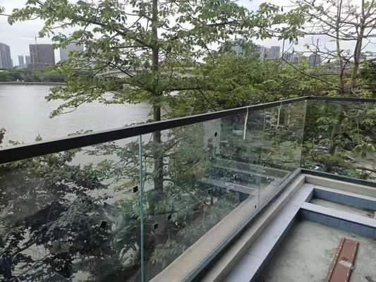 屋外デッキ グラス上部にハンドレール付きのフレームレスガラスレイルシステム