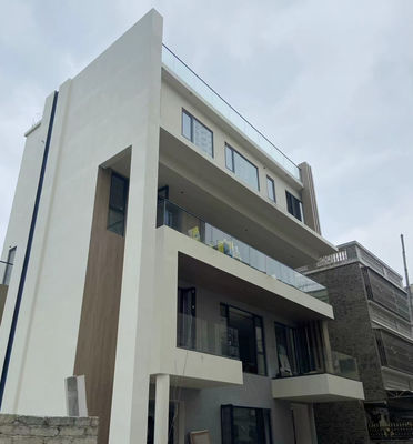 安全で現代的な屋外フェンスのためのカスタマイズ可能なフレームレスガラスレインシステム