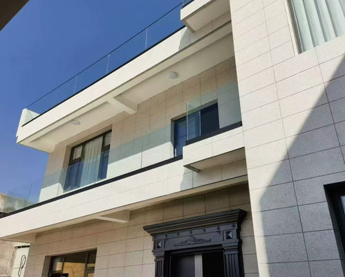 安全で現代的な屋外フェンスのためのカスタマイズ可能なフレームレスガラスレインシステム