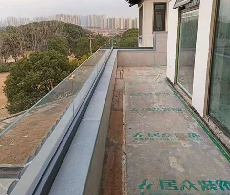 安全で現代的な屋外フェンスのためのカスタマイズ可能なフレームレスガラスレインシステム