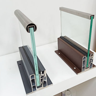 透明な安全 アルミ Uチャネル ガラスレイン 粉末で覆われたアルミガラスバルストラード