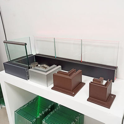 カスタマイズ可能な12mm アルミUチャネルガラスレイル 304SSハンドレール フレームレスガラスバルストラード