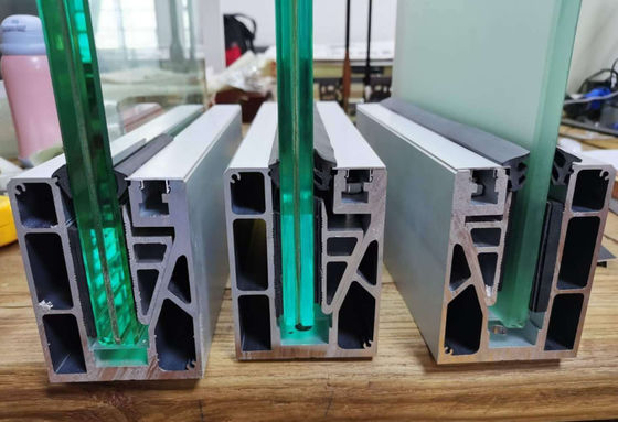 耐腐食性と耐久性のあるモダンデザインのフレームレスガラス手すりアルミニウムUチャンネルガラス手すり