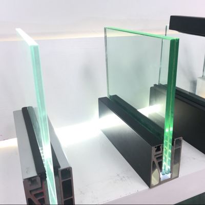 安全と美観を両立した、安定感のある800～1200mm強化ガラスUチャンネルシステム、アルミ手すり付き