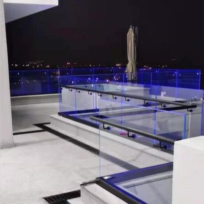 安全と美観を両立した、安定感のある800～1200mm強化ガラスUチャンネルシステム、アルミ手すり付き