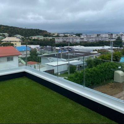 現代のガラスデッキ レンディング 屋外 温かいガラス Uチャネル フレームレス 12-20mm バルコニー バルースタード