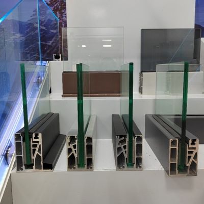 現代のガラスデッキ レンディング 屋外 温かいガラス Uチャネル フレームレス 12-20mm バルコニー バルースタード