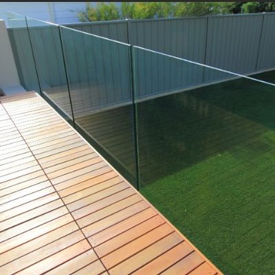 LEDライトと5年以上の保証が付いたオープンビューフレームレスガラスUチャンネル手すり