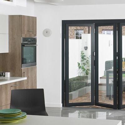 大会 センター の 金 木 の 折りたたみ 窓 の 硬化 ガラス アルミニウム