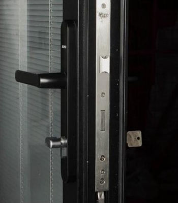 高耐久性とエネルギー効率の高い二重ドア