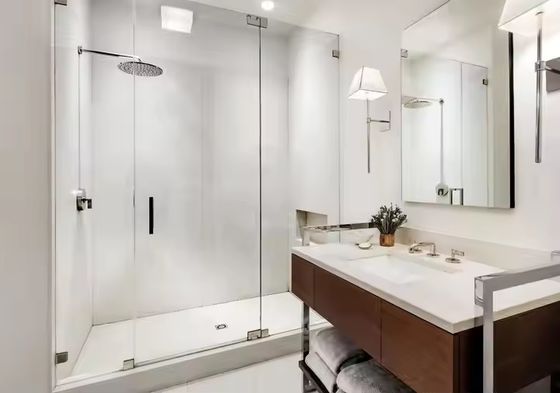 カスタマイズ可能なハードウェアと24時間オンラインサポートのフレームレスガラス壁システム