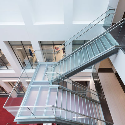 室内/室外使用のための高度とサイズをカスタマイズしたアルミUチャネルガラスレイル