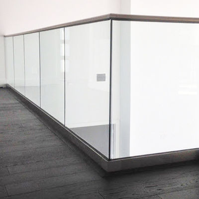 モダンデザイン 12mm 硬化ガラス Uチャネルレイル 5年間の保証と耐候仕上げ