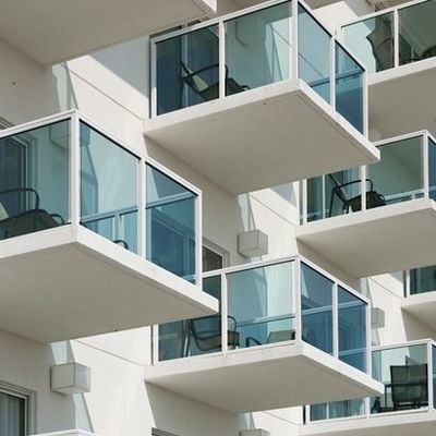 カスタマイズされた黒色コーティングのフレームレスUチャンネルガラス手すり、12mm強化ガラスバルストレーダー付き