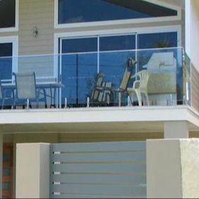 カスタマイズされた黒色コーティングのフレームレスUチャンネルガラス手すり、12mm強化ガラスバルストレーダー付き