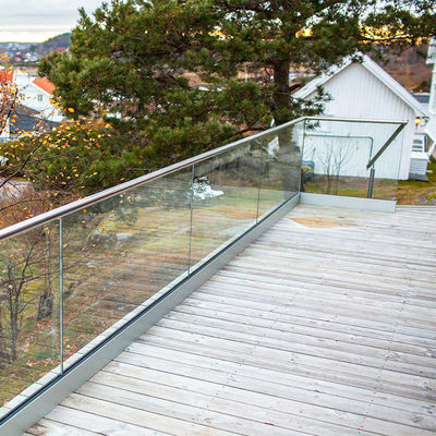 12mm 厚のLED 複合デッキ用 Uチャネルガラスレイル フレームレスガラスバルストラード