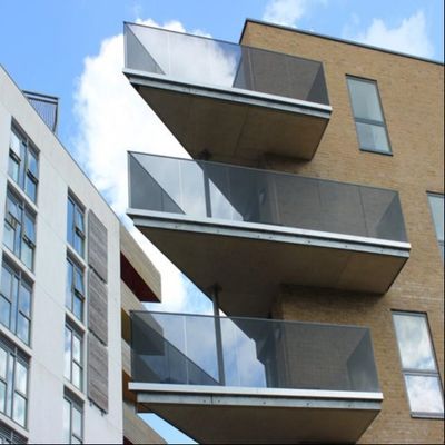 耐久性と5年以上の保証のためのアルミUチャネルと現代的な8+8mmラミネート温かいガラスレイル