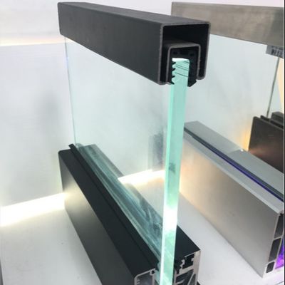 安全と美観を両立した、安定感のある800～1200mm強化ガラスUチャンネルシステム、アルミ手すり付き