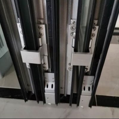多点ロック付きの商用アルミニウム折りたたみのドア 低保守とセキュリティ機能