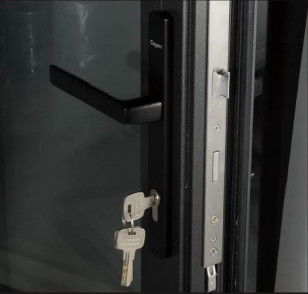 現代的なインテリア・パティオ・ガラス 防水 スライド&折りたたみ アルミニウム 二重ドアシステム レストラン・家庭用